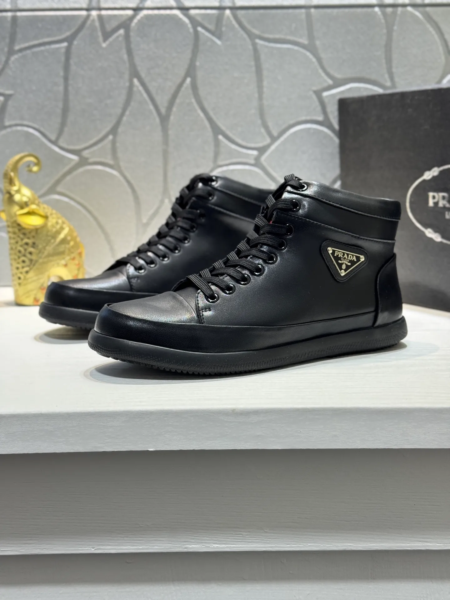 Men's Men's Shoes 💰460 [New Style] 🎻🎻PRADA*⚡️Prada~ The latest classic high-top men's shoes official website has launched a 1:1 copy, synchronized with Hong Kong counters, and on the same catwalk; all made of calf Leather ➕Imported soft and comfortable sheepskin lining, 🍡🍡original 1:1 rubber outsole, non-slip and wear-resistant; comfortable on the feet, attractive style, fine workmanship, and simple and neat shoe last, showing a man's courage and toughness. Size: 38-44 (45 customized